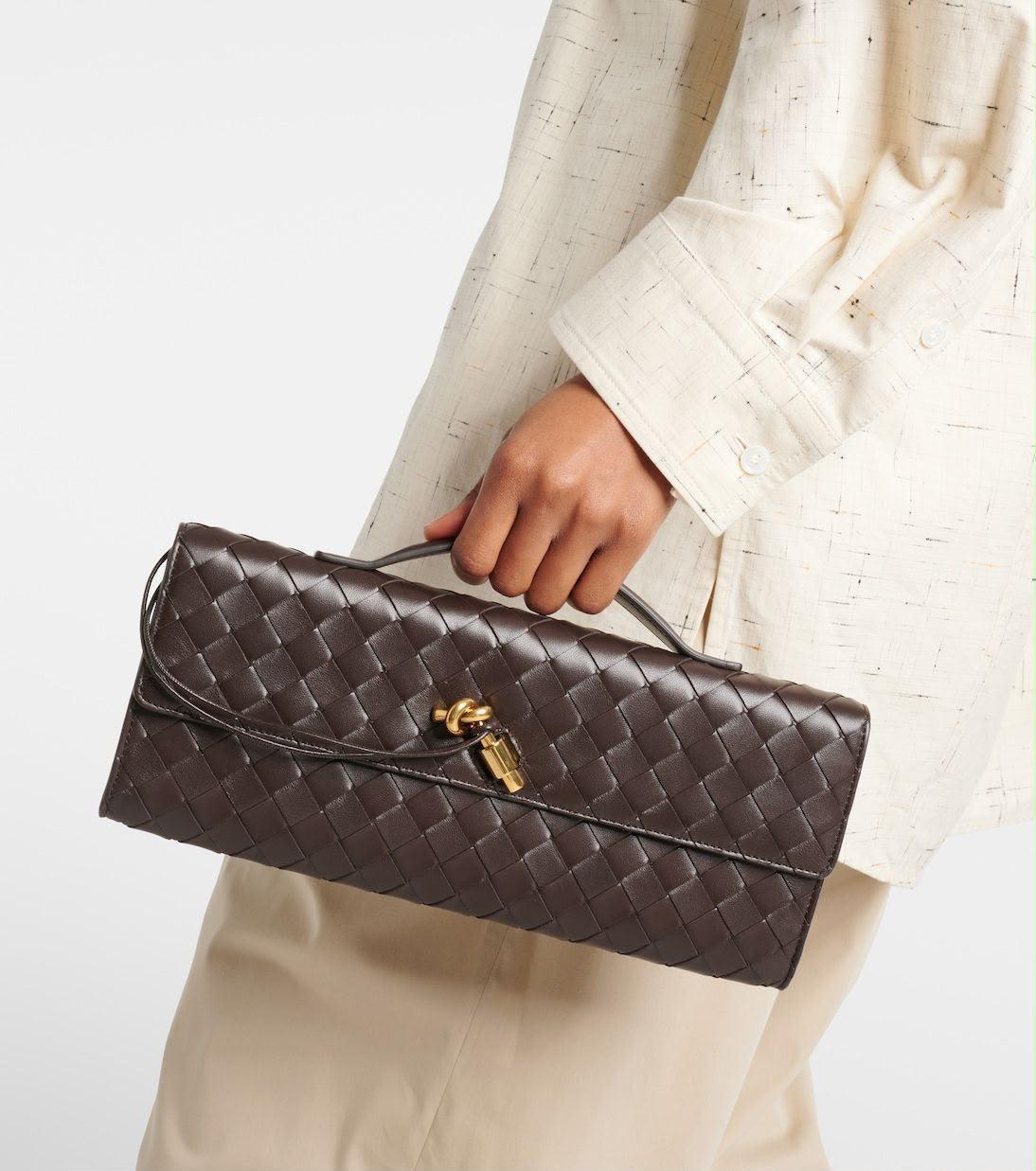 Clutch tressê marrom com nó dourado na OUZZE