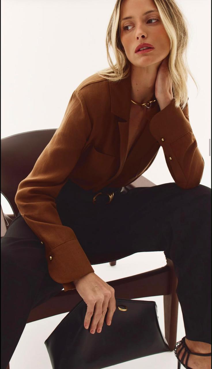 Blazer alfaiataria marrom com calça e clutch na OUZZE