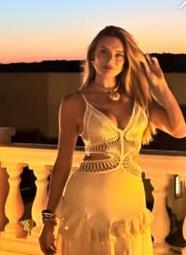 Vestido off-white de tricô ao pôr do sol, coleção Resort