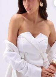 Blazer branco tomara que caia com brincos dourados